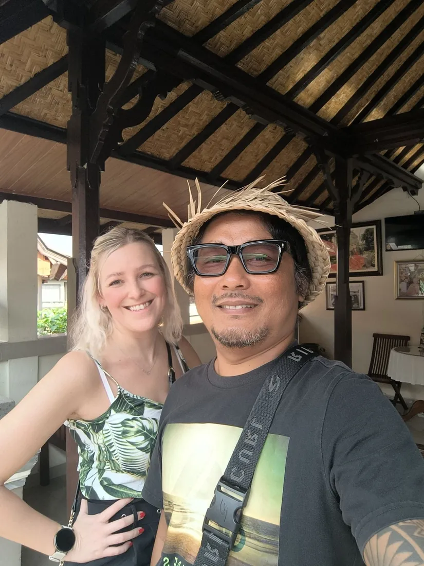 Mougly with a guest at a traditional Balinese warung